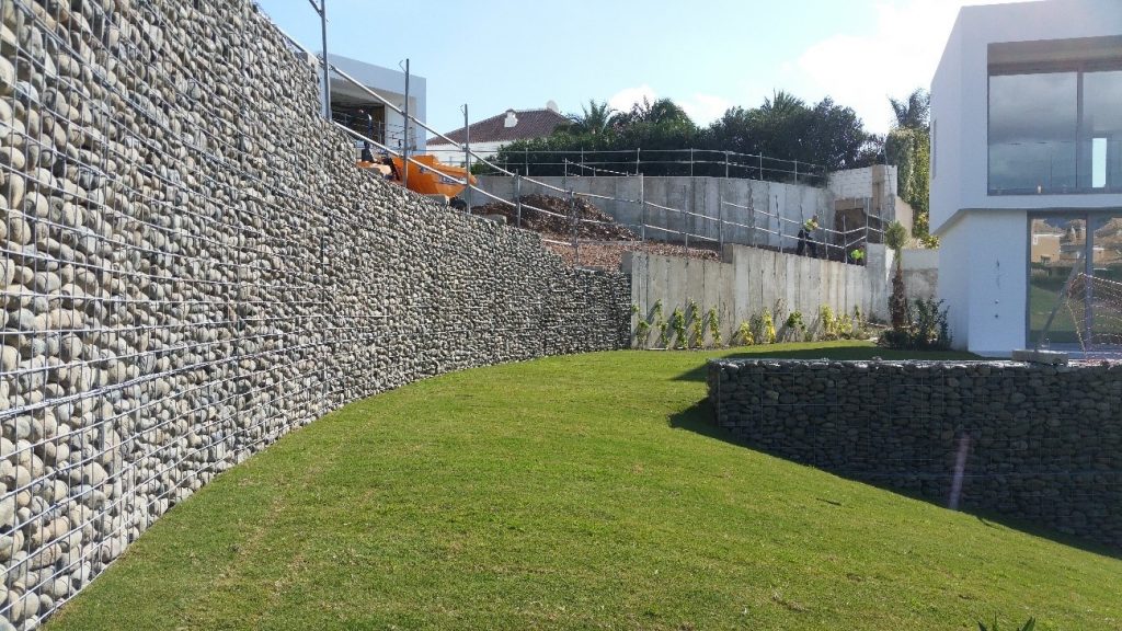 Muro de gaviones en Santa Clara Golf, Marbella, Málaga