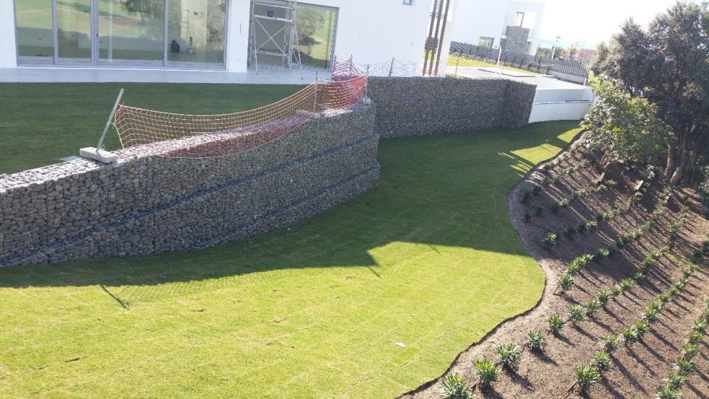 Muro de gaviones en Santa Clara Golf, Marbella, Málaga