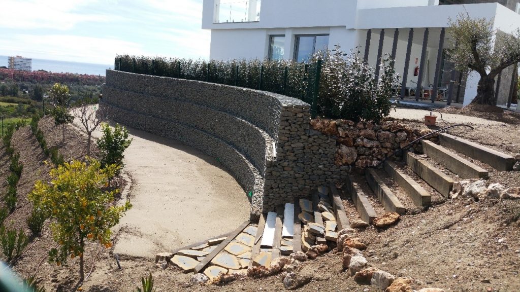 Muro de gaviones en Santa Clara Golf, Marbella, Málaga
