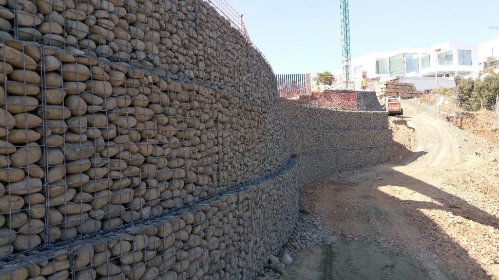 Muro de gaviones en Santa Clara Golf, Marbella, Málaga