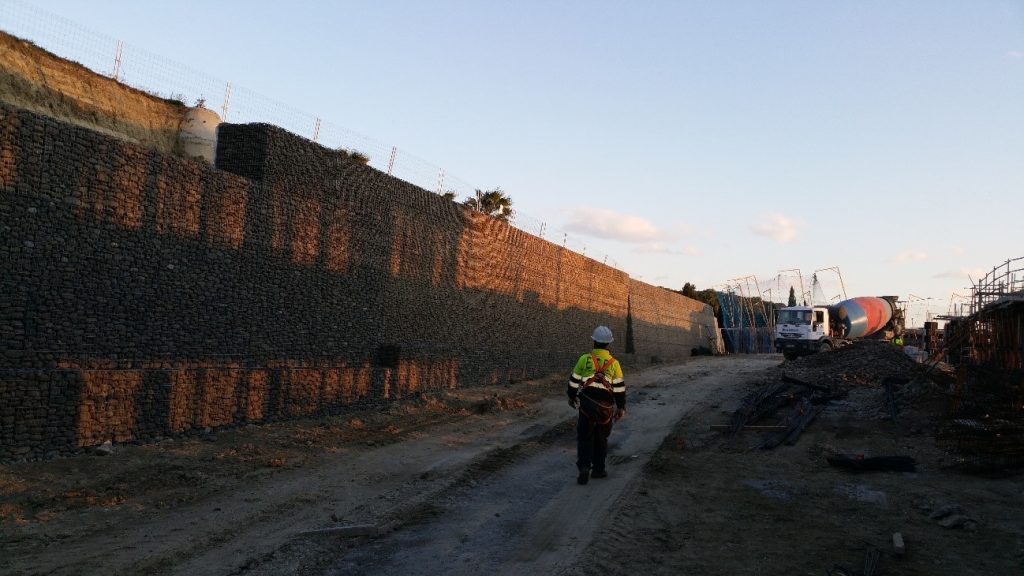 Muro de Tierra Reforzada con acabado en gavión y muro de gaviones en Quabit Casares Golf, Casares, Málaga