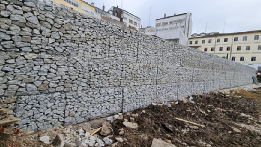 Muro de Gaviones de doble torsión en el colegio san José en Lugo