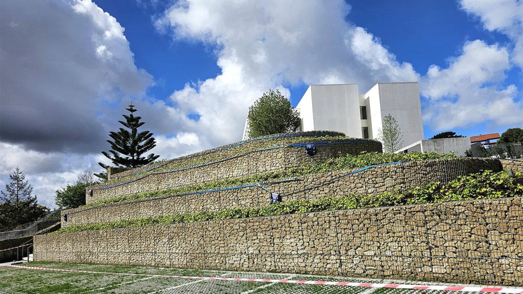 Gaviones con geomalla para crear plataforma y jardineras