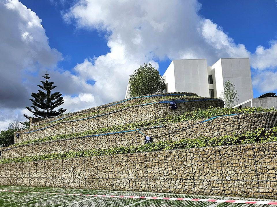 Gaviones con geomalla para crear plataforma y jardineras