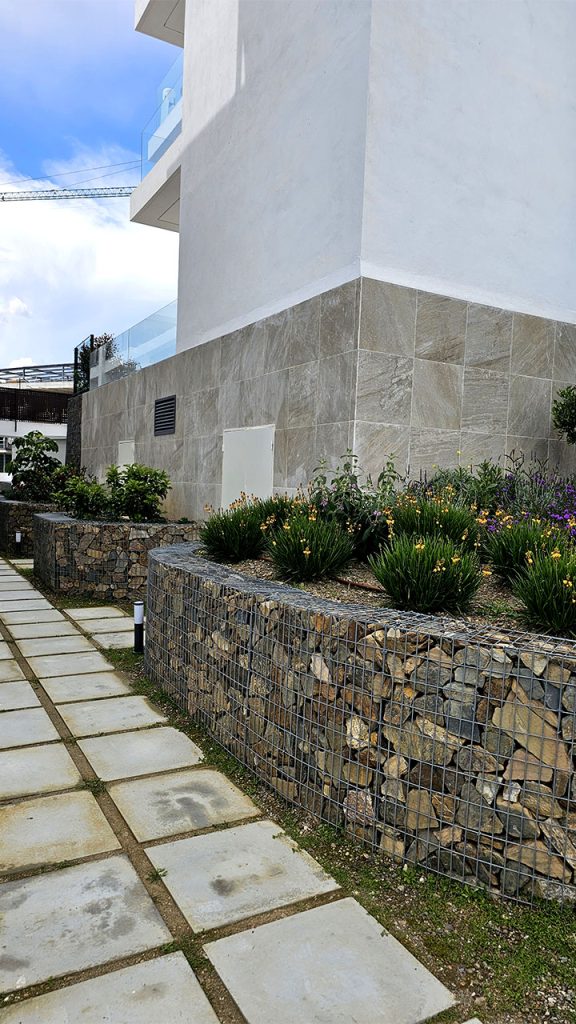 Jardinera de gavión en Málaga